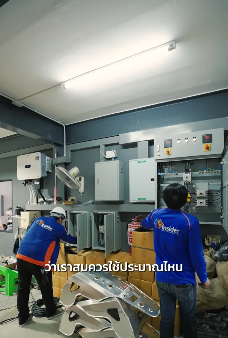 ทีมช่างตรวจสอบระบบไฟฟ้าและอุปกรณ์โซลาร์เซลล์